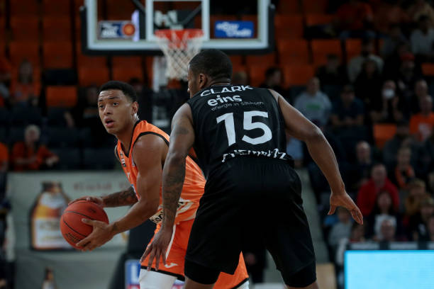 阵容更具 阵容更具