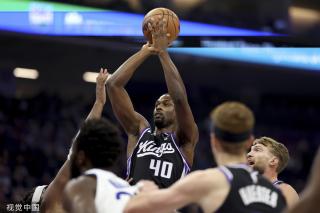 新援亮相！约翰-科林斯向快船球迷问好 并参观球队更衣室