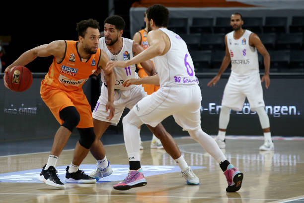 不到24岁!杰伦·约翰逊成为历史上砍下20+15+15最年轻前锋