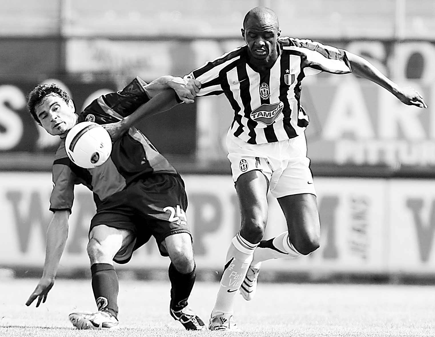 扛起尼克斯进攻!布伦森半场17中10轰下25分(布伦森半场17投10中砍下25分,撑起尼克斯进攻)