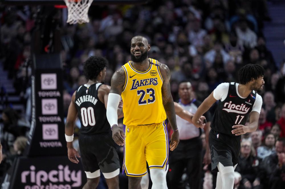 杠上！卡拉格喷费迪南德：草根代言人，怎么不聊聊世界杯票价（正面刚！卡拉格怼费迪南德：既是草根代言人，何不谈谈世界杯票价？）