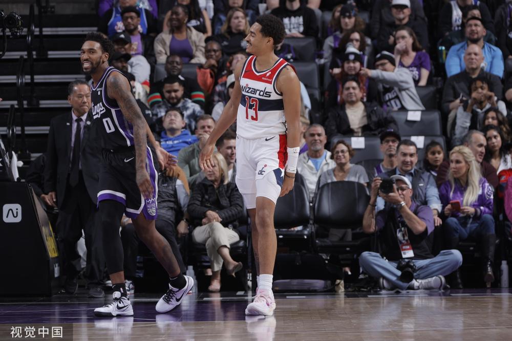 鄢手骐妙传 布朗快攻上篮得手